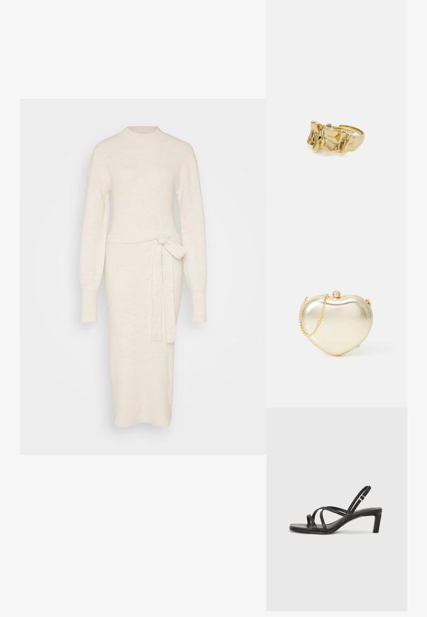Strikket kjole i off-white med lange ermer, høy hals og beltedetalj i midjen, med en tætsittende silhuett.; Sorte sandaler med stropper, firkantet tå og lav blokk hæl. Har flere tynne stropper og en justerbar ankelstropp. Laget av glatt lær.; Gullmetallisk hjerteformet clutch med kjedehåndtak og perlebeslag. Glatt tekstur, kompakt design for små nødvendigheter.; Gullring med teksturert, bølgete design som har tre fremtredende topper. Glatt, blank overflate med åpen ring for justerbar passform.
