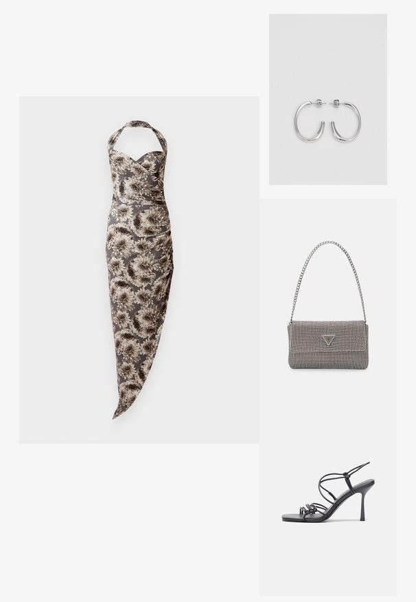 Halterhalsad figurnära klänning med stort blommönster i grått och beige, rynkade sidor och asymmetrisk nederkant.; Svarta högklackade sandaler har tunna remmar med en knuten design, en slät fyrkantig tå och en smal stilettklack.; Ljusgrå metallisk handväska med kedjestropp, prydd med små cirkulära metallnitar och en triangulär logotyp.; Silverfärgade hängande örhängen med en slät, blänkande yta. Rundad form, lätt design, med ett stift- och bakstängning.