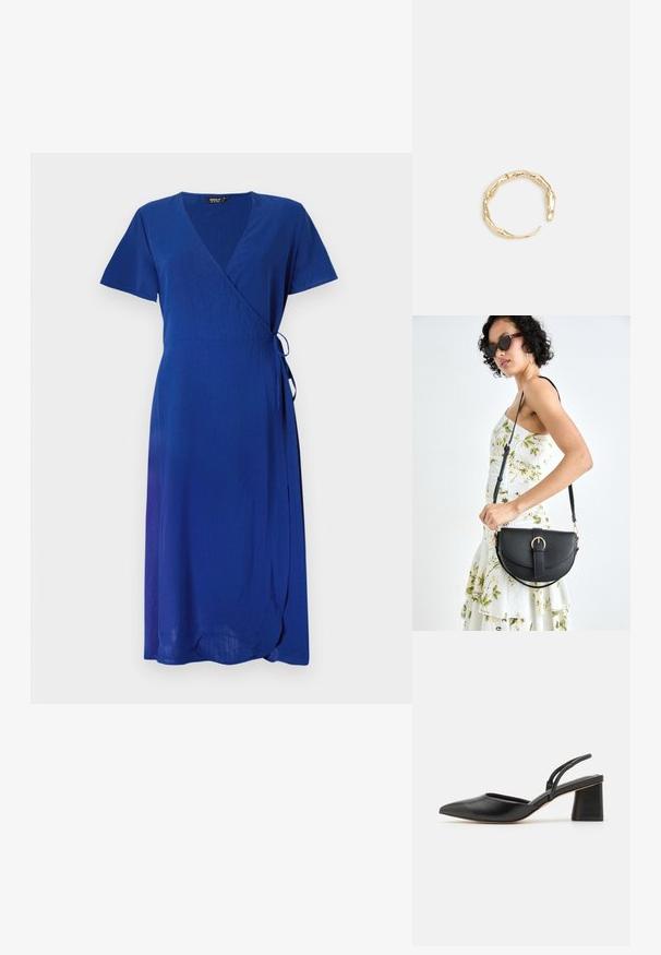 Modrá zavinovacia šaty s krátkymi rukávmi, textúrovaná látka, výstrih do V, detail viazania na boku a lem, ktorý siahne pod kolená.; Čierne sľučkové topánky s ostrou špičkou vyrobené z hladkej kože, s nízkym blokovým podpätkom a tenkými pásikmi vzadu pre bezpečné uchytenie.; Čierna kožená kabelka s zaobleným tvarom, odnímateľným popruhom a zlatými doplnkami. Kabelka má klopu s detailom s prackou.; Prsteň v zlatej farbe s organickým, skrúteným dizajnom, hladkým povrchom a zužujúcimi sa koncami, vytvárajúci moderný, sochársky vzhľad.