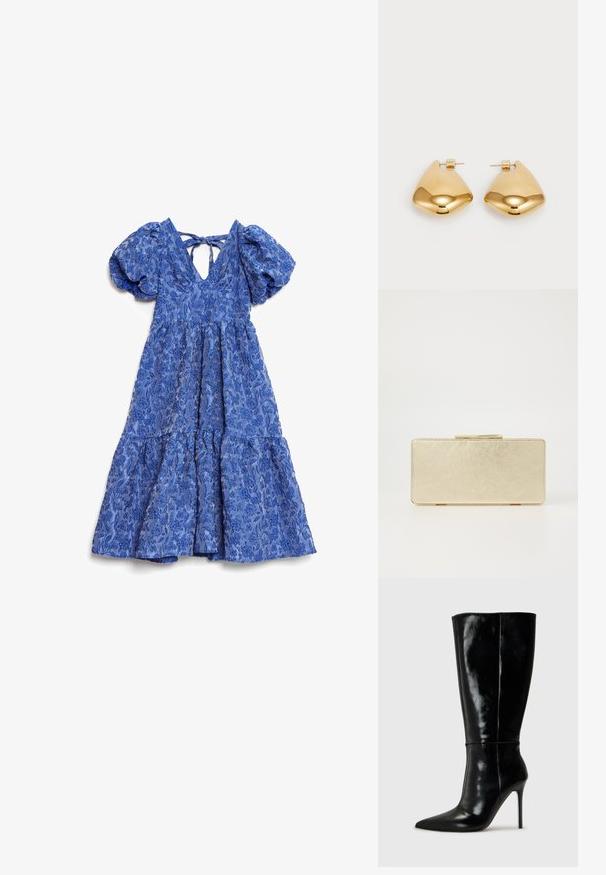 Blå blomstret kjole med pufferm, V-hals og knytebak. Har teksturert stoff med lagdelte volanger og en luftig silhuett.; Sorte skinnkne-høye støvler med spiss tå og høye stiletthæler. Glatt tekstur og elegant design, med minimal detaljering.; Gull clutch-veske med en jevn metallisk finish, rektangulær form og en enkel lås. Ingen synlige mønstre eller dekorasjoner.; Øreringer i gulltone laget av metall, med en glatt, avrundet trikantform og stift-bakdesign; reflekterende overflate med minimal detaljer.