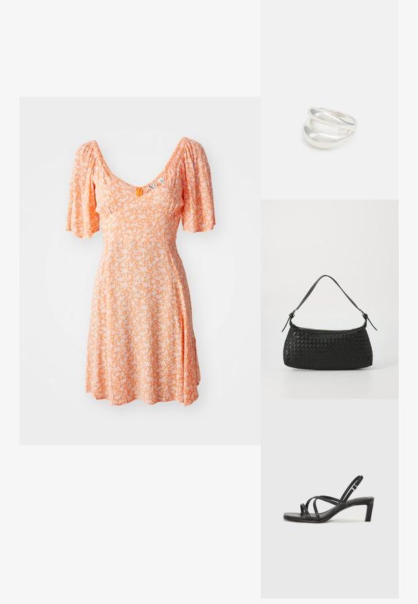 Orange kjole med puffede ærmer, V-udskæring, prydet med et blomstermønster i hvidt. Blødt stof, knælangt design og samlet detaljering.; Sort remsandale med firkantet tå og en lav blokeret hæl. Har flere tynde stropper og en justerbar ankelrem. Fremstillet af glat læder.; Sort vævet skuldertaske med en glat læderrem og lynlåslukning. Har en tekstureret overflade og en buet form.; Sølvring med dobbeltbånd og en glat, poleret overflade. Den har et flydende, buet design med overlappende sektioner for et moderne udtryk.