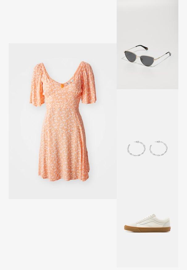 Oranssi mekko puffihuulilla, V-pääntiellä, jossa on valkoinen kukkakuosi. Kevyt kangas, polvenpituinen muotoilu ja rypytetty yksityiskohta.; Valkoinen kangaskengät matalalla varrella, jossa on kumipohja, pyöreä kärki, nauhakiinnitys ja sivuilla nahkasaumadetail.; Kultasankaiset aurinkolasit, joissa on tummat linssit, kissamainen muoto ja mustat sankaruet, joista toisella puolella on sateenkaaren aksentti.; Hope hopea, joissa on kierren muotoilu, kiiltävä pinta ja takana kiinnitettävä suljin. Halkaisija noin 3 cm.