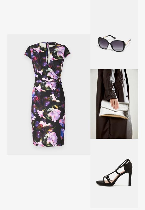 Robe florale avec un fond noir, présentant un décolleté en trou de serrure, des manches courtes et un design enroulé. Décorée de grandes fleurs colorées.; Sandale à talons hauts en suede noir avec des brides croisées, un accent décoratif en métal argenté et une semelle à plateforme pour plus de hauteur.; Lunettes de soleil noires surdimensionnées avec des verres dégradés, monture épaisse et détails en chaîne dorée sur les branches.; Pochette métallique argentée avec un design d'enveloppe angulaire, texture lisse et couleur intérieure contrastante, tenue dans une main portant un manteau noir.