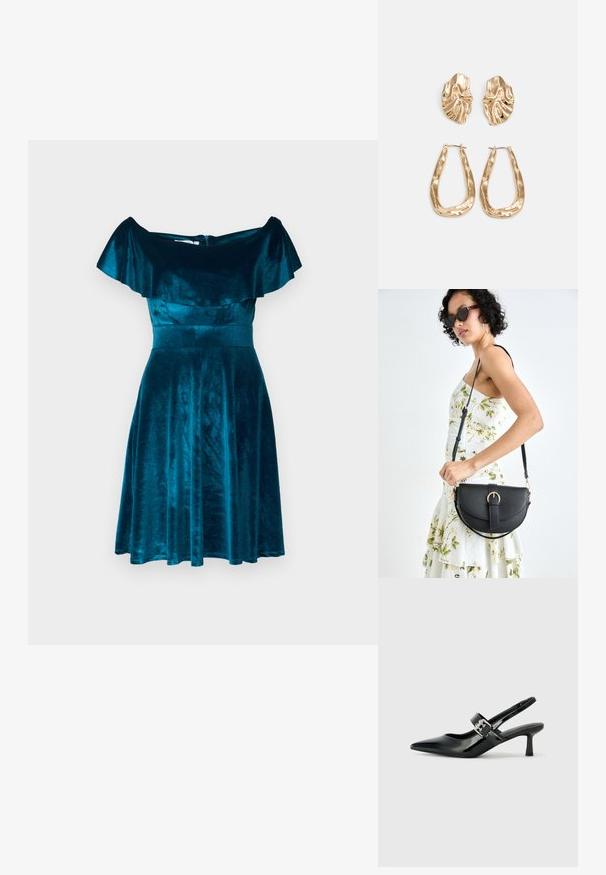 Tyrkysové sametové šaty s volánovým dekoltem bez ramínek, těsně přiléhající korzetovou částí a rozšířenou sukní. Hladká textura s jemným leskem.; Černé lakované boty na podpatku typu slingback s špičatou špičkou a malým blokovým podpatkem, které mají na pásku stříbrný přezkový akcent.; Černá kožená kabelka s křivkovým tvarem, odnímatelným popruhem a zlatými detaily. Kabelka má klopu s přezkou.; Náušnice ve zlatém tónu s texturovanými, vlnitými tvary. Obsahují sochařské klipy a design otevřeného kruhu s kladivkovým povrchem.