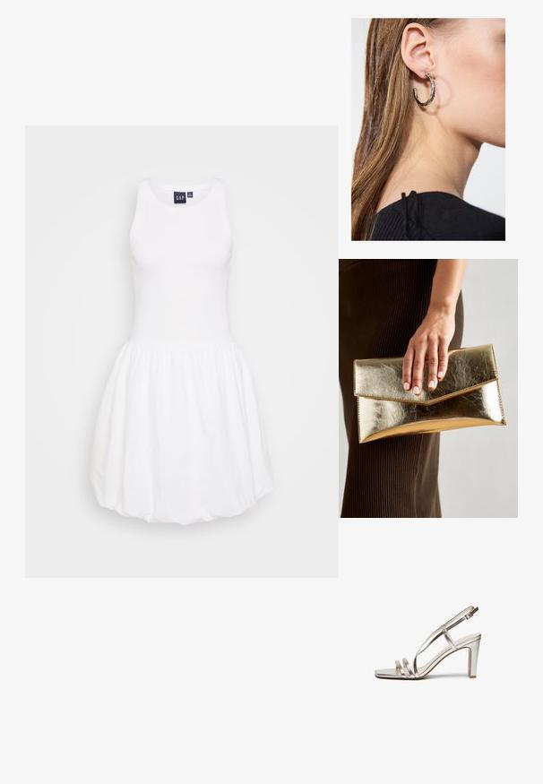 Weißes Tankkleid mit enganliegendem Oberteil und einem gerafften, ausgestellten Rock. Hergestellt aus weichem Stoff, mit Rundhalsausschnitt und ohne sichtbare Muster.; Metallisch silberner High-Heel-Sandalette mit offenem Zehenbereich, ausgestattet mit drei dünnen Riemen über dem Fuß und einem Knöchelriemen mit einer Schnalle.; Goldfarbene metallische Clutch mit einer glatten Textur und einem dreieckigen Klappenverschluss. Die Hand, die sie hält, hat ordentlich manikürte Nägel.; Silberne Creolen mit polierter Oberfläche, die kleine goldene Akzentdetails und eine runde Form aufweisen, am Ohrläppchen getragen.