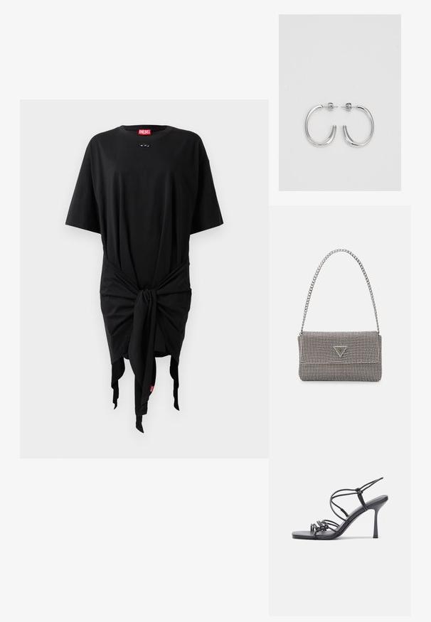 Črna bombažna majica obleka s kratkimi rokavi, ki ima vozlanje na pasu in oznako z logotipom. Gladka tekstura in ohlapen kroj.; Črne visoke sandale na peto imajo tanke naramnice z vozlom, gladek kvadratni toe in eleganten stiletto peto.; Svetlo siva kovinska torbica z verižnim ročajem, okrašena z majhnimi okroglimi kovinskimi bleščicami in trikotnim logotipom blagovne znamke.; Srebrne obročaste uhane z gladko, sijočo površino. Zaobljena oblika, lahka zasnova, z zapiranjem na zatič.