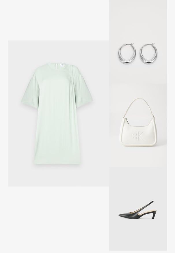 Hellgrünes, kurzärmeliges Kleid aus einem weichen Stoff, mit einem runden Ausschnitt und einer dezenten Schlüsselöffnung auf der Rückseite.; Schwarzer spitz zulaufender Slingback-Schuh mit niedrigem Absatz, der aus glattem Leder gefertigt ist und seitliche Ausschnitte für Atmungsaktivität aufweist.; Weiße Lederhandtasche mit abgerundeter Form, ausgestattet mit einem geprägten "CK"-Logo auf der Vorderseite und einem Einzel-Schultergurt. Reißverschluss oben.; Ein Paar polierte silberne Halbmond-Ohrringe mit Scharnierverschlüssen auf einem weißen Hintergrund.