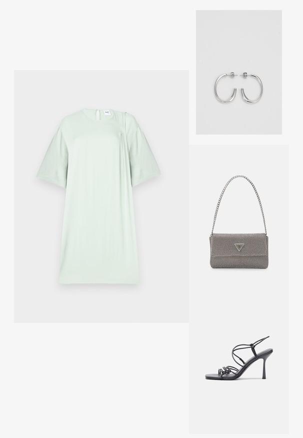 Gaiši zaļa īsām piedurknēm kleita, veidota no mīksta auduma, ar apaļu dekoltē un diskrētu atslēgvārda atveri aizmugurē.; Melnas augstpapēžu sandales ar plāniem siksniņām un mezgla dizainu, gluda kvadrātveida purngalu un elegantu stiletto papēdi.; Gaiši pelēka metāla rokassoma ar ķēdes siksnu, rotāta ar mazām apaļām metāla kniedēm un trīsstūra zīmola logo.; Sudraba riņķveida auskari ar gludu, spīdīgu apdari. Apaļas formas, viegla dizaina, ar aizdari uz stieples.
