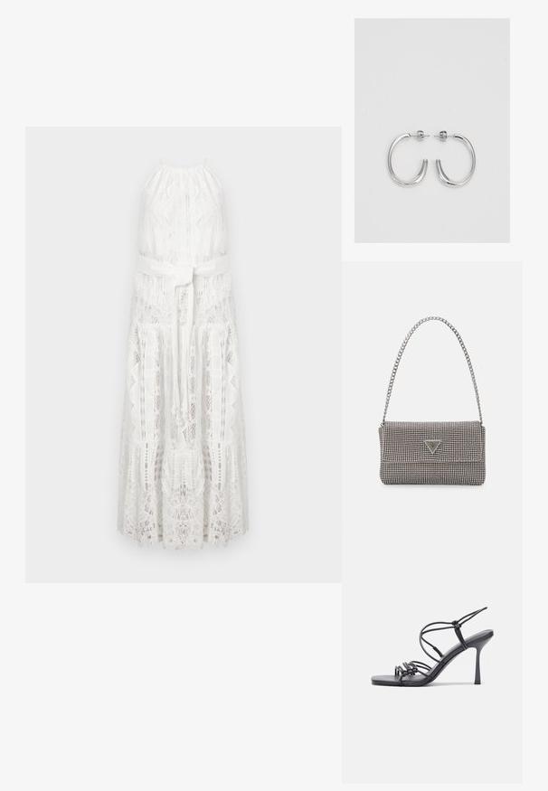 Biała sukienka maxi z koronki, z dekoltem halter, falbanastym dołem i materiałowym paskiem w talii. Szczegółowe wzory z koronki w kwiaty na całej powierzchni.; Czarne sandały na wysokim obcasie mają cienkie paski z węzłowym wzorem, gładki, kwadratowy czubek i smukły obcas w stylu szpilki.; Jasnoszara metaliczna torebka na łańcuszku, ozdobiona małymi okrągłymi metalowymi ćwiekami oraz trójkątnym logo marki.; Srebrne kolczyki na biglu o gładkim, błyszczącym wykończeniu. O zaokrąglonym kształcie, lekkim designie, z zamknięciem na zatrzask.