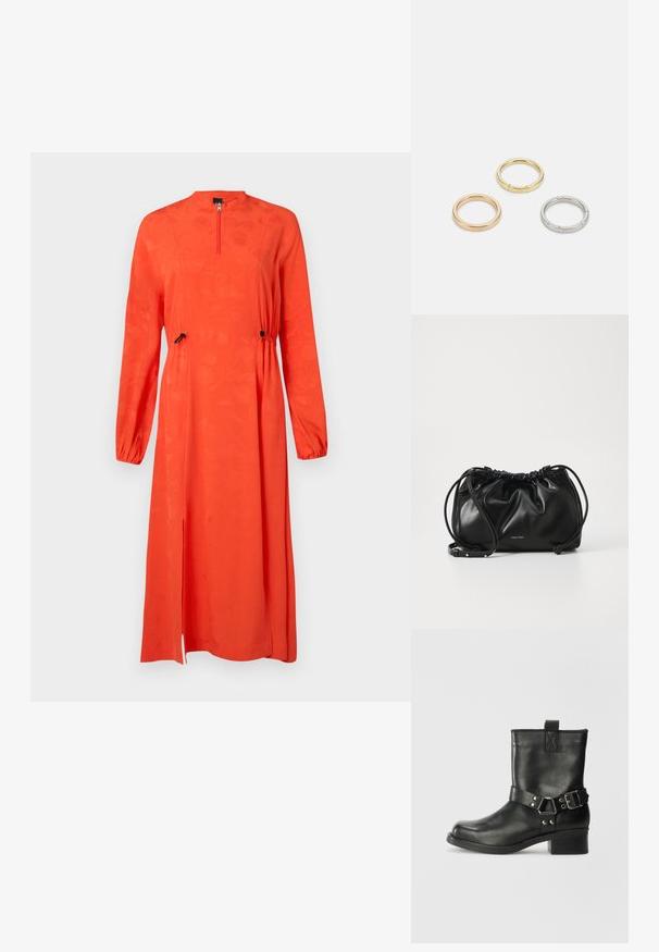 Rode lange mouwen jurk met hoge hals, ritssluiting, elastische taille, zijslitsen en getextureerd bloemenpatroon.; Samsøe Samsøe SABRENTA  - Cowboy-/Bikerlaarsjes - black; Zwarte leren handtas met geplooid ontwerp, dubbele trekkoordsluiting en afneembare schouderband. Voorzien van metallic logo detail.; Drie metalen ringen: één roségoud, één goud met een gestructureerd accent en één zilver, allemaal met gegraveerde branding aan de binnenzijde.