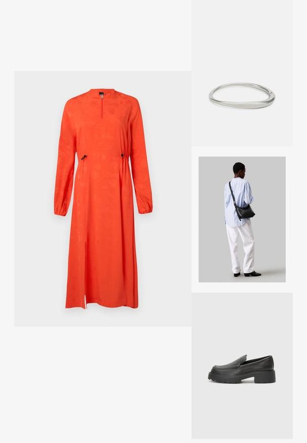 Sarkans garais piedurkņu kleita ar augstu dekoltē, ar rāvējslēdzēju, elastīgu jostasvietu, sānu šķēlumiem un teksturētu ziedu rakstu.; Melnas ādas mokasīni ar noapaļotu purngalu, biezs teksturēts zoles un minimālas dūriena detaļas. Gluds dizains bez redzamām auklām vai metāla elementiem.; Melna ādas plecu soma ar mīkstu tekstūru, trīsstūra formu un regulējamu siksnu, apvienota ar gaiši zilu svītrotu krekli un baltām biksēm.; Sudraba metāla aproce ar gludu, noapaļotu dizainu. Ir plāns profils un smalka gravējuma ar zīmolu "Calvin Klein" iekšpusē.