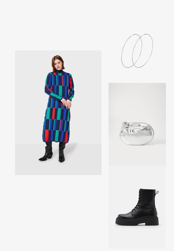 Frau steht in einem langen, bunten Kleid mit geometrischem Muster und blauen, grünen sowie roten Streifen, kombiniert mit schwarzen kniehohen Stiefeln.; Schwarze Lederstiefeletten mit runder Zehenpartie, Schnürung vorne und einer dicken Gummisohle mit strukturiertem Profil. Mit Zugschlaufe an der Rückseite.; Silberne metallic Pouch-Tasche mit einer sanften, abgerundeten Form und einem geknoteten Verschluss oben. Hergestellt aus glattem Kunstleder.; Silberne Creolen mit minimalistischem Design. Rundform, glatte Oberfläche und dünnes Profil. Leichtgewichtig mit hochglänzender Oberfläche.
