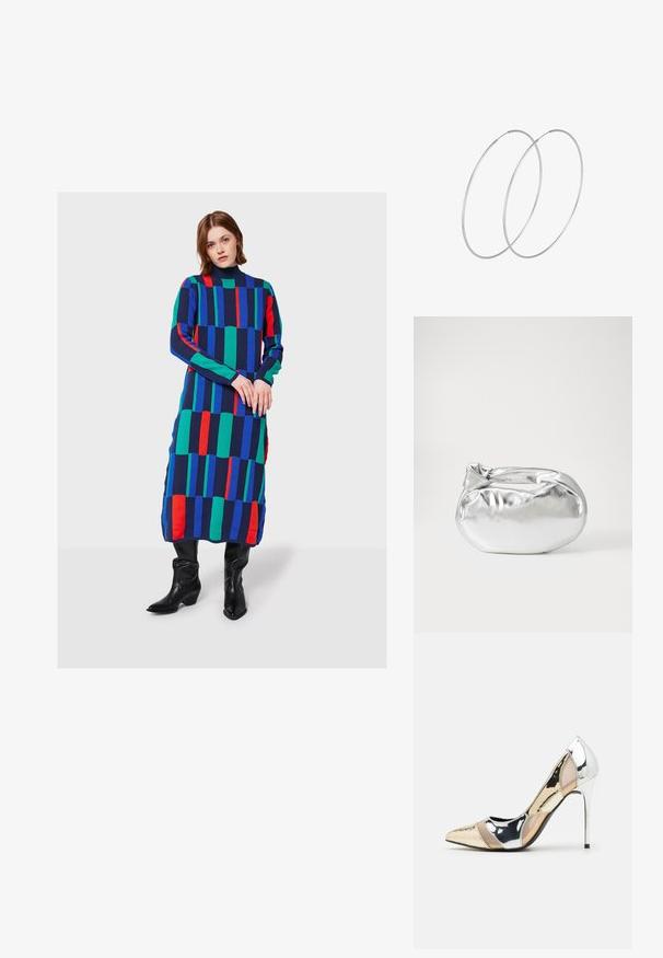 Žena stojí oblečená v dlhých, farebných šatách so geometrickým vzorom v modrých, zelených a červených pruhoch, doplnená o čierne čižmy po kolená.; Lodičky s špičatou špičkou v striebornom, zlatom a telovom farebnom prevedení. Lesklý povrch s výrezovým dizajnom, s ihlovým opätkom.; Strieborná metalická taška s mäkkým, zaobleným tvarom a uzáverom s uzlíkom. Vyrobená z hladkej syntetickej kože.; Strieborné kruhové náušnice s minimalistickým dizajnom. Cirkulárny tvar, hladký povrch a tenký profil. Ľahké s lesklým povrchom.