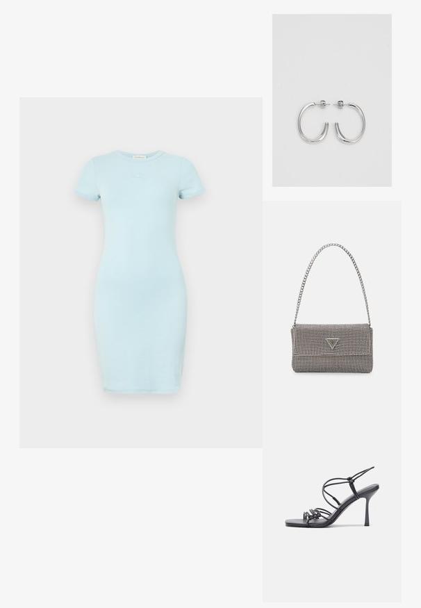 Gaiši zila pieguļoša kleita, kas izgatavota no mīksta materiāla, ar īsām piedurknēm un apaļu kakla izgriezumu. Mazs izšūts logo uz krūtīm. Gluda tekstūra.; Melnas augstpapēžu sandales ar plāniem siksniņām un mezgla dizainu, gluda kvadrātveida purngalu un elegantu stiletto papēdi.; Gaiši pelēka metāla rokassoma ar ķēdes siksnu, rotāta ar mazām apaļām metāla kniedēm un trīsstūra zīmola logo.; Sudraba stīpas auskari ar gludu, spīdīgu virsmu, izceļas ar izliektaveida formu un aizdari ar tapu. Minimālistisks dizains ar mūsdienīgu apdari.