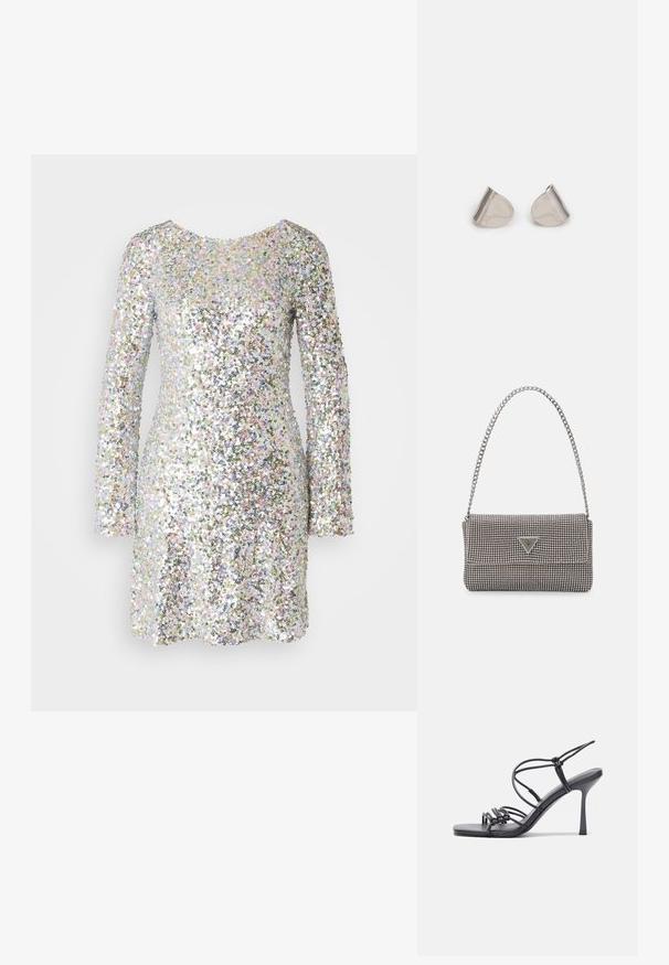 Fénylő ezüstszínű ruha hosszú ujjal, teljesen színes flitterekkel borítva, kerek nyakkivágással és rövid hosszal.; Fekete magas sarkú szandálok vékony pántokkal, csomózott mintával, sima négyzetes orral és karcsú stiletto sarkal rendelkeznek.; Világosszürke fémes kézitáska lánc pánttal, kis kör alakú fém kifinomult díszítéssel és háromszög alakú márkagéppel.; Ezüst fém fülbevalók sima, csepp alakú formával és fényes felülettel. Finom gravírozások teszik részletessé. Minimalista dizájn.