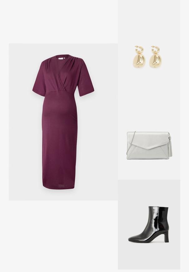 Haljina s V-izrezom i kratkim rukavima u dubokom burgundcu. Izrađena od mekanog, rastezljivog materijala. Dizajn sadrži prilagođeno tijelo i lepršavu suknju.; Crne lakirane kožne gležnjače s šiljastim prstom i srednje visokom blok petom. Glatka tekstura i minimalistički dizajn.; Srebrna sintetička kožna torbica s dizajnom omotnice, livada za lanac i detaljem na resicama s jedne strane, s kutnim šavovima.; Zlatne kružne naušnice s glatkim, zaobljenim privjescima s reflektirajućom završnom obradom, obješene na teksturiranoj kružnoj kopči.