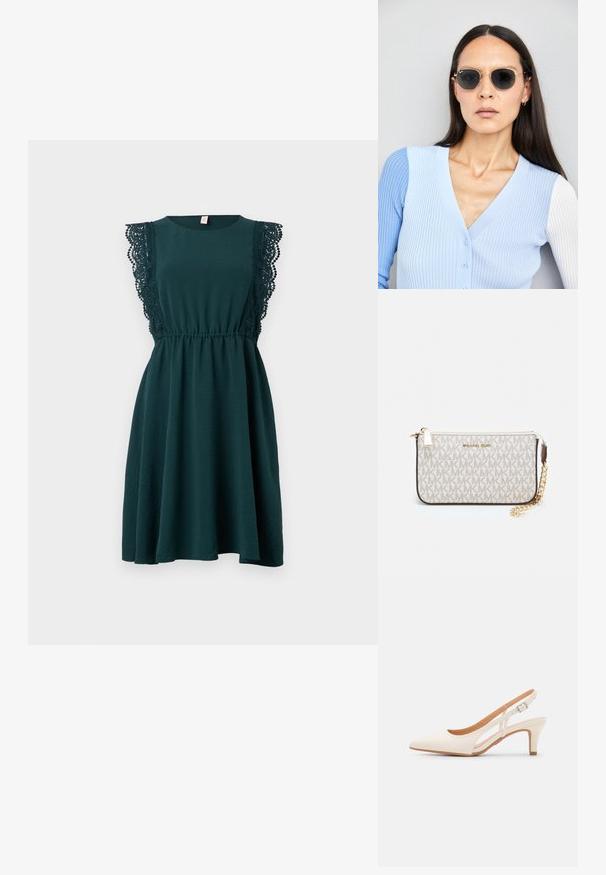 Zelené bezramínkové šaty s krajkovými detaily na ramenou, nabíraným pasem a splývavou sukní. Vyrobené z měkké, texturované látky.; Bílé lodičky na podpatku s špicatou špičkou, hladkým svrškem, nízkým blokovým podpatkem a designem s bočním výřezem se stahovací sponou.; Kulaté sluneční brýle s tmavými čočkami a zlatými rámy. Modelka má na sobě světle modrý žebrovaný kardigan s knoflíky a kontrastními bílými rukávy.; Kabelka na zápěstí Michael Kors v béžové potažené plátno s opakujícím se vzorem loga MK, zlatými kovovými doplňky a odnímatelným řetízkovým popruhem.