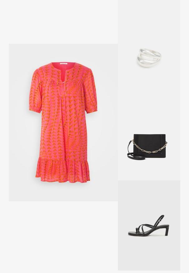 Roosa kleit oranžide geomeetriliste musteritega, lühikeste puffvarrukatega, võtmeauguga ees ja volangservaga. Kerge kangas ja mugav lõige.; Mustast rihmajalatsid ruudukujulise varba ja madala ploki kontsaga. Omab mitmeid õhukesi rihmasid ja reguleeritavat pahkluu rihma. Valmistatud siledast nahast.; Mustast nahast õlakott, mis omab siledat tekstuuri, ristküliku kuju ning esiküljel metallketi detaili. Reguleeritav rihm on kaasas.; Hõbedane kahekordne rõngas sujuva, poleeritud pinnaga. Omab voolavat, kõverat disaini, millel on kattuvad sektsioonid, et saavutada kaasaegne ilme.