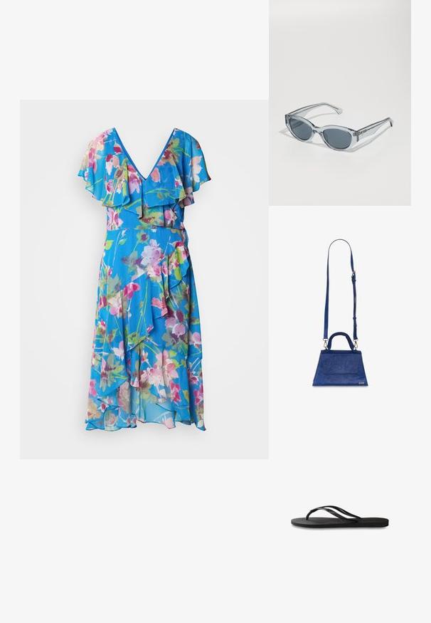 Kvetinové šaty s výstrihom do V, volánovými rukávmi a priestranným strihom. Vyrobené z ľahkej látky v odtieňoch modrej, ružovej a zelenej.; Čierne žabky s textúrovanou gumovou podrážkou, dvoma štíhlymi popruhmi a diskrétnym embosovaným logom na popruhu.; Priehľadné, ľahké slnečné okuliare s oválnymi šošovkami, šedými tónovanými šošovkami a štíhlymi ramenami s kovovým detailom na spánkoch.; Modrá umelecká kožená taška s trojuholníkovým tvarom, s hornou rúčkou a nastaviteľným ramenným popruhom. Má hladkú textúru a detail predného klopa.