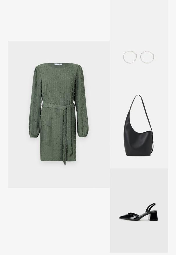 Térdig érő, hosszú ujjú ruha texturált sötétzöld anyagból, kerek nyakkivágással és deréknál szűkített övvel.; Fekete lakk bőr szandálkés magas sarkú cipő, hegyes orral és geometrikus tömbsarkakkal. Karcsú, minimalista dizájn és sima textúra jellemzi.; Fekete bőr hobo táska sima textúrával, ívelt formával és egyetlen állítható pánttal; széles nyílás található a tetején.; Ezüst karika fülbevalók, letisztult, kerek formával, sima felülettel és látható díszítés nélkül. A átmérő nem megadott.