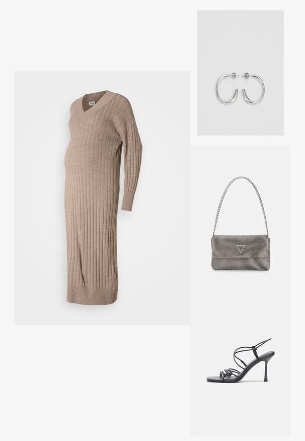 Abito premaman a maglia beige, con scollo a V, maniche lunghe, texture a coste e un fit rilassato, progettato per il comfort durante la gravidanza.; Sandali neri con tacco alto presentano sottili cinturini con design annodato, una punta quadrata liscia e un elegante tacco a spillo.; Borsa a mano metallica grigia chiara con tracolla a catena, impreziosita da piccoli chiodi metallici circolari e da un logo triangolare del marchio.; Orecchini a cerchio in argento con superficie liscia e lucida, caratterizzati da una forma curva e chiusura a perno. Design minimalista con finitura moderna.