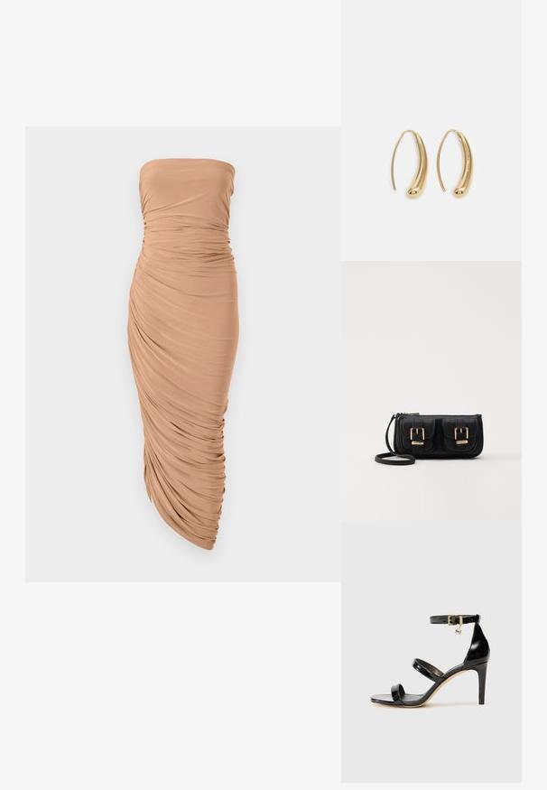 Šaty bez ramínek z lehkého béžového materiálu, se shromážděným drapérií podél těla a přiléhavým střihem končící v zúženém lemu.; Černé lakované kožené sandály se třemi pásky, sponou na kotníku a 10 cm jehlovým podpatkem. Obsahují zlaté kovové detaily a logo přívěsek.; Černá kožená crossbody taška se dvěma předními kapsami, zlatými přezkami, zipovým uzávěrem a štíhlým popruhem. Texturovaný povrch a kompaktní obdélníkový tvar.; Náušnice ve tvaru kruhu z pozlaceného kovu s vroubkovaným, prodlouženým tvarem. Mají hladký, lesklý povrch a zaoblený konec pro zvýraznění detailu.