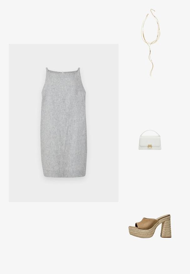 Siva rebrasta brezrokavna obleka s pravim krojem, ki ima tanke naramnice in gladko, teksturirano površino.; Rjave zamšaste platforme mule z odprtim prstom, ki imajo masiven pleteni juten peto in gladko, zaobljeno zgornjo zasnovo.; Bela usnjena torbica s strukturirano zasnovo, ki ima ročaj na vrhu in zaponko v zlatem tonu. Gladka tekstura in minimalistični detajli.; Zlato večslojna ogrlica z valovitimi oblikami; ima gladko, odbojno metalno teksturo in nastavljiv ketni za prilagoditev dolžine.; Zlato večslojna ogrlica z valovitimi oblikami; ima gladko, odbojno metalno teksturo in nastavljiv ketni za prilagoditev dolžine.
