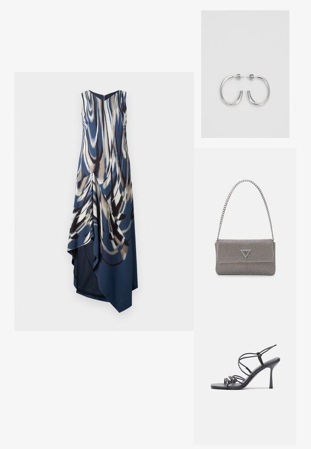 Bezrukávové šaty do dĺžky kolien v modrom, krémovom a hnedom abstraktnom vzore. Majú draperovaný predok, výstrih do V a asymetrický lem. Hladká tkanina.; Čierne sandále na vysokom podpätku majú tenké remienky s uzlovým dizajnom, hladký štvorcový špičku a elegantný stiletto podpätok.; Svetlošedá metalická kabelka s reťazovým popruhom, ozdobená malými kruhovými kovovými štítkami a trojuholníkovým logom značky.; Strieborné kruhové náušnice s hladkým a lesklým povrchom. Okrúhly tvar, ľahký dizajn, s uzáverom na kolík.