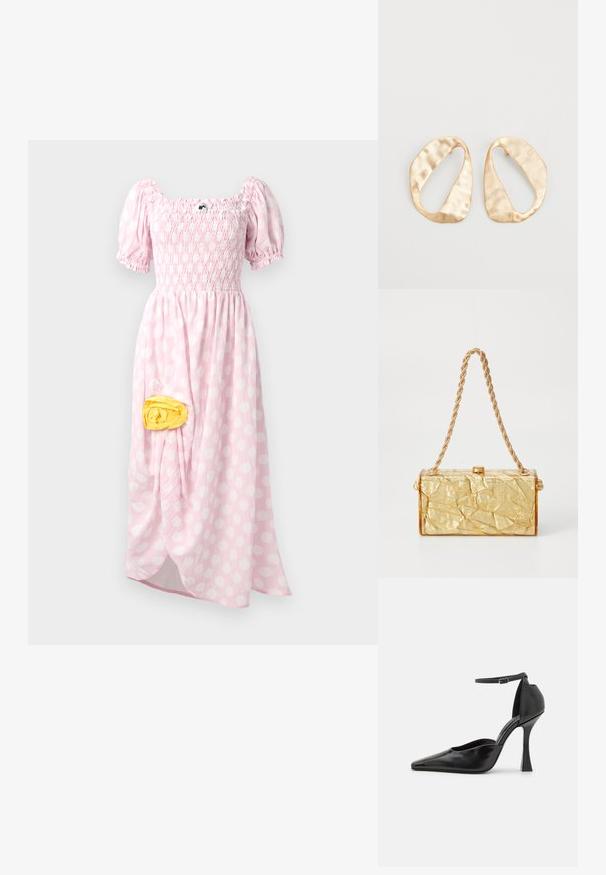 Rochie maxi în roz deschis cu buline albe, corset plisat, mâneci scurte tip balon și un detaliu din țesătură galben pe lateral.; Pumps negre cu toc înalt, cu un finisaj lucios, vârf ascuțit, curea la gleznă și un toc stiletto sculptat. Textură netedă și design elegant.; Geanta dintr-un material auriu cu o textură șifonată, având o formă rectangulară, dotată cu un sistem de prindere cu lanț și un zăvor în partea de sus. Finisaj neted și strălucitor.; O pereche de cercei din metal de culoare aurie, cu formă ovală neregulată, având o suprafață texturată, ușor ciocănită, pe un fundal alb.