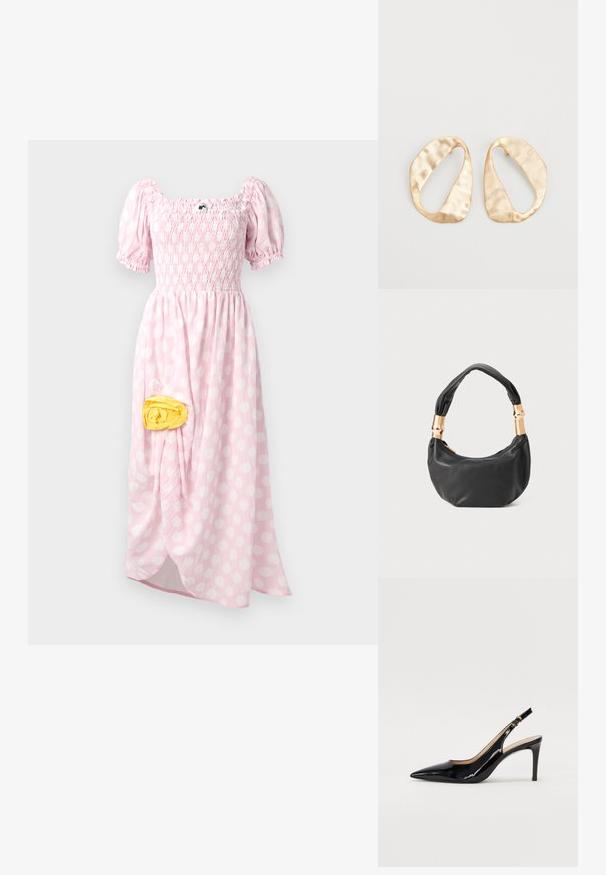 Maxi-jurk in lichtroze met witte stippen, gerimpelde korsage, korte pofmouwen en een gele stoffen detail aan de zijkant.; Zwarte gepatineerde leren slingback pump met een puntige neus, slanke hak en een subtiel uitgesneden ontwerp. Bevat een gouden gesp op de band.; Zwarte leren handtas met een ronde vorm, zachte textuur en een geknoopt handvat met gouden hardware accenten. Met rits sluiting.; Een paar onregelmatig ovale, gouden metalen oorbellen met een gestructureerd, lichtgehamerd oppervlak op een witte achtergrond.