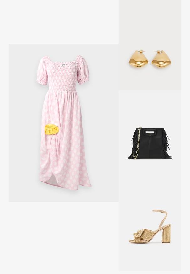 Maxi šaty v světle růžové barvě s bílými puntíky, nařasený korzet, krátké nabírané rukávy a žlutý textilní detail na boku.; Zlaté sandály na podpatku s uzlem vpředu, sklady na povrchu a páskem kolem kotníku. Blokový podpatek má žebrovaný design, který zvyšuje přilnavost.; Černá kožená kabelka s třásněmi, zlatým řetízkovým ramenním popruhem a rukojetí s výřezem. Na přední straně se nachází logo.; Náušnice z kovu ve zlatém tónu s hladkým, zaobleným trojúhelníkovým tvarem a designem na zadní upevnění; lesklý povrch s minimálními detaily.