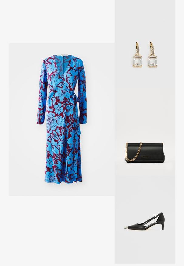 Mėlyna gėlių rašto suknelė su ilgomis rankovėmis, turinti drąsų bordo fono ir juosmens raištį. Minkšta medžiaga su lygiu paviršiumi.; Juodos odos bateliai su žemu kulniuku, smailiu sidabro spalvos pirštinės gaubtu ir dvigubais dirželiais, ant balto fono.; Juodas odinis delninukas su auksine grandine, turintis lygų paviršių, stačiakampį išmatavimą ir įspaustą prekės ženklą priekyje.; Auksinės spalvos auskarai, kuriuose yra stačiakampis, skaidrus kristalas, kabantis po eile mažų, apvalių skaidrių akcentų. Šiuolaikiškas, modernus dizainas.