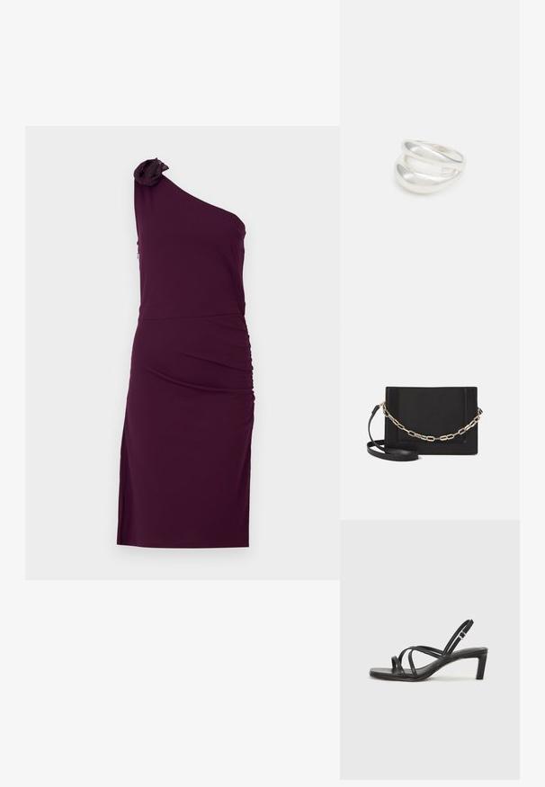 Haljina boje šljive s jednim ramenom, s naboranim dizajnom, koja ima teksturiranu cvjetnu dekoraciju na ramenu i uske linije.; Crne sandale s trakama, kvadratnim prstom i niskom blok petom. Ima više tankih trakica i podesivu trakicu oko gležnja. Izrađene su od glatke kože.; Crna kožna torba preko tijela s glatkom teksturom, pravokutnim oblikom i metalnim lancem na prednjoj strani. Uključena je podesiva naramenica.; Srebrna dvostruka prsten s glatkom, poliranom površinom. Karakterizira ga fluidan, zakrivljen dizajn s preklapajućim sekcijama za moderan izgled.