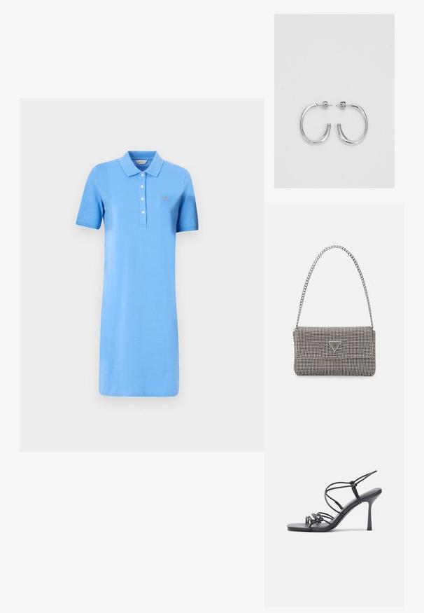 Rochie polo albastră din bumbac. Aceasta are guler, mâneci scurte, cinci nasturi și un mic logo pe pieptul stâng.; Sandale negre cu toc înalt au curele subțiri cu un design legat, un vârf pătrat neted și un toc stiletto elegant.; Geantă metalică gri deschis, cu un strap din lanț, decorată cu mici ținte circulare metalice și un logo de marcă triangular.; Cercei rotunzi din argint cu un finisaj neted și strălucitor. Design ușor, având o formă rotundă și închidere cu tijă.