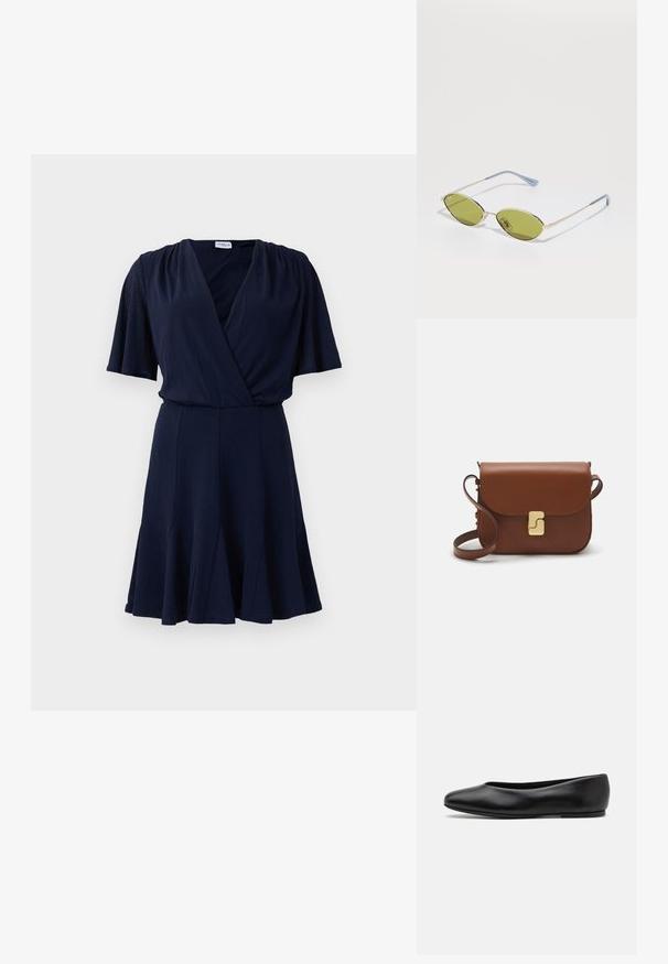 Rochie bleumarin cu mânecă scurtă, cu decolteu în V, corset înfășurat, umeri plisați, talie adaptată și fustă plisată, evazată.; Paul Smith TOPANGA - Balerini - black; Ochelari de soare verde măsliniu cu o ramă subțire aurie și brațe cu accente albastre. Lentile ovale și design minimalist.; Geantă de piele maro cu închidere tip capac, accesorii de culoare aurie, curea de umăr și o textură netedă. Formă compactă și rectangulară.