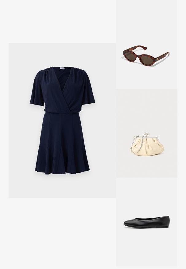 Mornarice plava haljina kratkih rukava s V-izrezom, omotanim dekolteom, skupljenim ramenima, prilagođenim strukom i raširenom plisiranom suknjom.; Paul Smith TOPANGA - Balerinke - black; Tortna dioptrijske naočale s okruglim okvirom, tamnim sočivima i zlatnim logotipom na krakovima. Glatki plastični materijal, bez vidljivih uzoraka.; Nabrana bež kožna torbica s srebrnim metalnim okvirom, koja sadrži dva okrugla dekorativna kopčanja i srebrnu lančanu naramenicu.