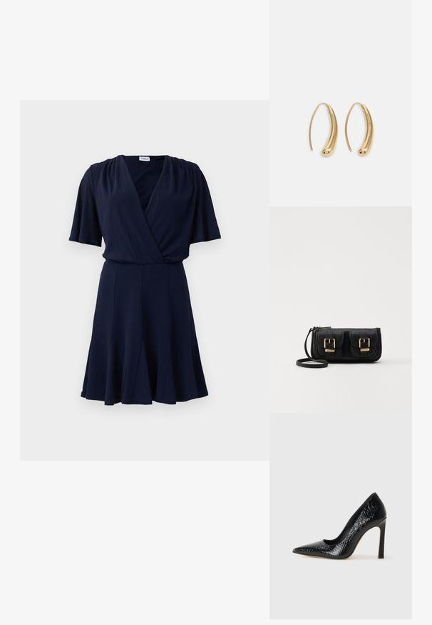 Granatowa sukienka z krótkim rękawem, dekoltem w kształcie litery V, zapinana z przodu, z bufiastymi ramionami, dopasowaną talią i rozkloszowaną, plisowaną spódnicą.; Czarne szpilki z ostrym noskiem, pokryte teksturą skóry krokodyla, charakteryzujące się eleganckim wzornictwem, wysokim obcasem w stylu stiletto oraz gładkim czarnym wnętrzem.; Czarna skórzana torba na ramię z dwoma przednimi kieszeniami, złotymi klamrami, zamkiem błyskawicznym i cienkim paskiem. Teksturowana powierzchnia i kompaktowy prostokątny kształt.; Złote metalowe kolczyki w kształcie obręczy o zakrzywionym, wydłużonym kształcie. Posiadają gładką, błyszczącą powierzchnię oraz zaokrąglony koniec dla dodatkowego efektu.