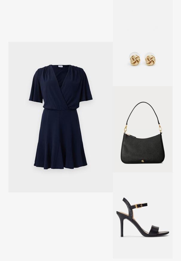 Marineblå kjole med kort erme, V-hals, omslagstopp, rynkede skuldre, tettsittende midje og utsvungne legg med folder.; Sorte høyhælte sandaler med glatt skinnoverside, åpen tå og et enkelt stroppdesign med en gullspenne som aksent.; Svart lærveske med en strukturert design, med glidelås, avtakbar stropp og detaljer i gull.; Gullfarget knute stud-øreringer med en vridd design. Hver ørering har en sirkulær klar bakside for sikker bruk.