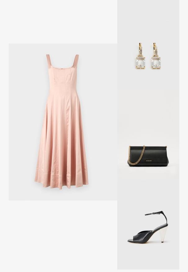 Ilga rožinė satino suknelė su kvadratine iškirpte, plačiomis petnešėlėmis ir plačiu sijonu. Suprantu vertikalius siūlus ir apdailą su subtiliu finišu.; Juodos odinės aukštakulnės šlepetės su atvira nosimi, asimetrišku dizainu, kulkšnies dirželiu ir metaliniu kūgio formos kulnu. Visas paviršius lygus.; Juodas odinis delninukas su auksine grandine, turintis lygų paviršių, stačiakampį išmatavimą ir įspaustą prekės ženklą priekyje.; Auksinės spalvos auskarai, kuriuose yra stačiakampis, skaidrus kristalas, kabantis po eile mažų, apvalių skaidrių akcentų. Šiuolaikiškas, modernus dizainas.