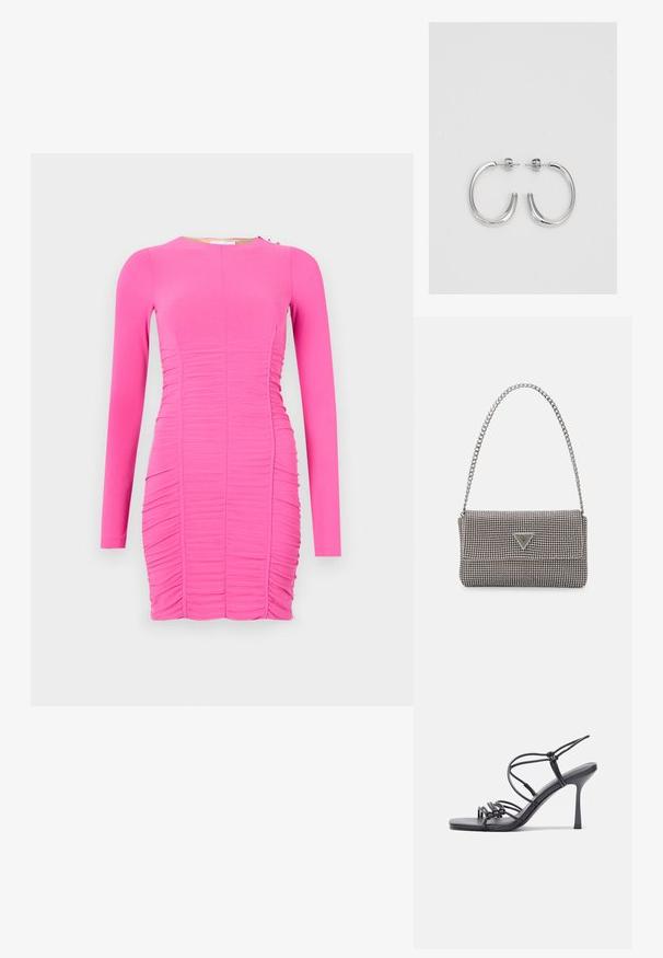 Prigludusi ilgomis rankovėmis suknelė ryškiai rožinės spalvos. Pasižymi raukšlėtu tekstūru, apvaliu kaklu ir šoniniu akcentu su mažais metaliniais detalėmis.; Juodos aukštakulnės sandalai pasižymi plonyčiais dirželiais su mazgo dizainu, lygiu kvadratiniu pirštu ir elegantišku stiletto kulnu.; Šviesiai pilka metalinė rankinė su grandinėlės dirželiu, papuošta mažais apvaliais metaliniais smeigėmis ir trikampiu prekės ženklu.; Sidabriniai lankelio formos auskarai su lygiu, blizgiu paviršiumi, išlenktos formos ir su užsegimu. Minimalistinio dizaino su moderniu apdaila.