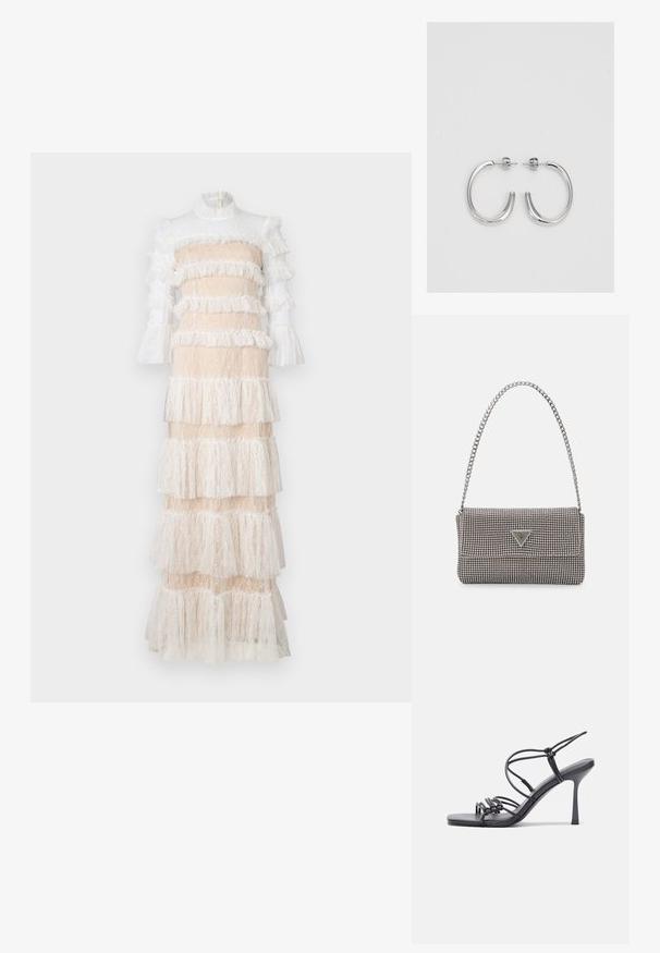 Csipkés maxi ruha nude és fehér színben, réteges fodrokkal, hosszú ujjakkal, magas nyakkivágással és hátsó cipzárral.; Fekete magas sarkú szandálok vékony pántokkal, csomózott mintával, sima négyzetes orral és karcsú stiletto sarkal rendelkeznek.; Világosszürke fémes kézitáska lánc pánttal, kis kör alakú fém kifinomult díszítéssel és háromszög alakú márkagéppel.; Ezüst karika fülbevalók sima, fényes felülettel. Lekerekített forma, könnyű kialakítással, tűs zárómechanizmussal.