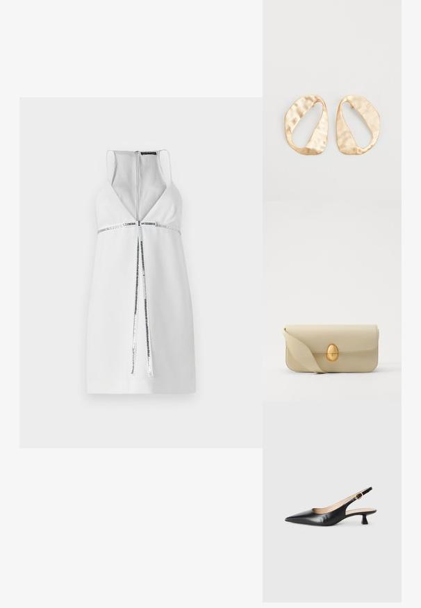 Bielo bezrukávové šaty s hlbokým V-výstrihom, strieborným zipsom a textúrovaným vodorovným pruhom v oblasti pása. Hladký povrch látky.; Čierne kožené sandále na podpätku s ostrou špičkou a zlatou prackou na bočnom pásiku, na bielom pozadí.; Béžová kožená kabelka s hladkou textúrou, obdlžnikovým tvarom a zlatým oválnym zapínaním. Má dlhý, nastaviteľný popruh.; Pár nepravidelných oválnych zlatistých kovových náušníc s textúrovaným, mierne rozbitým povrchom na bielom pozadí.