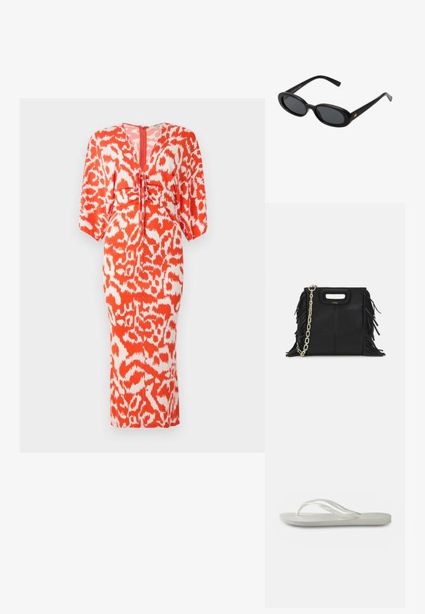 Sukienka w pomarańczowo-białą zwierzęcą kratkę z dopasowanym krojem, krótkimi rękawami w kształcie skrzydeł oraz detalem ze sznurkiem w talii. Zamek błyskawiczny z tyłu.; Białe klapki z teksturowaną podeszwą, z cienkimi paskami i płaskim fasonem. Wykonane z gumy, z subtelnym logo na wkładce.; Czarne, oversize okulary przeciwsłoneczne z owalnymi soczewkami, gładkim plastikowym mostkiem i złotymi akcentami na zausznikach. Ciemne soczewki zapewniają ochronę przed słońcem.; Czarna skórzana torebka na ramię z frędzlami, złotym łańcuszkiem oraz wyciętym uchwytem. Posiada umieszczone na przodzie logo.