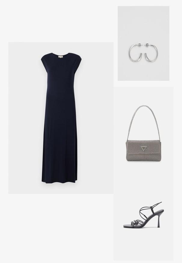 Vestido maxi azul-marinho feito de tecido suave, com decote redondo, mangas curtas e detalhes de costura diagonal. Textura suave ao longo de todo o vestido.; As sandálias de salto alto pretas apresentam tiras finas com um design em nó, uma biqueira quadrada lisa e um elegante salto agulha.; Bolsa metálica cinza claro com uma alça de corrente, adornada com pequenos rebites metálicos circulares e um logótipo triangular da marca.; Brincos de argola prateados com um acabamento suave e brilhante. Forma arredondada, design leve, com fecho de pino.