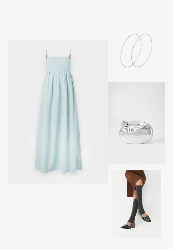 Šviesiai mėlynas maksi suknelė su špagetėmis, surinkta liemens dalis ir lygi, švelni tekstūra. Papuošta dekoratyviomis detalėmis ant petnešų.; Juodi lakuoti odiniai batai su aštriu kuma ir bloko kulnu, derinami su pilkais riebiais kojų šildytuvais ir rudais zomšiniais sijonais.; Sidabrinė metalinė maišelio forma su švelnia, apvalia forma ir mazgu užveriamu viršumi. Pagaminta iš lygios dirbtinės odos medžiagos.; Sidabrinės pusmėnulio auskarai minimalistiniu dizainu. Apskritimo forma, lygus paviršius ir plonas profilis. Lengvi su poliruotu apdailu.