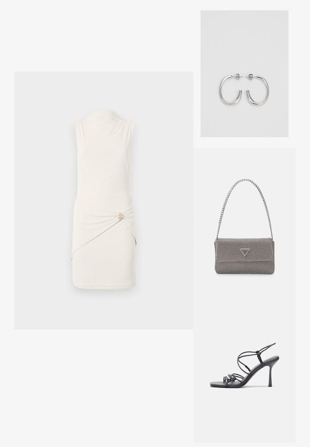 Robe sans manches crème avec un col, taille cintrée présentant un bouton doré décoratif, et détail de tissu drapé sur le côté.; Des sandales noires à talons hauts avec des fines lanières au design noué, un bout carré lisse et un talon aiguille élégant.; Sac à main en métal gris clair avec une bandoulière en chaîne, orné de petits clous métalliques ronds et d'un logo de marque triangulaire.; Boucles d'oreilles en argent avec une finition lisse et brillante. Forme arrondie, conception légère, avec un fermoir à tige.