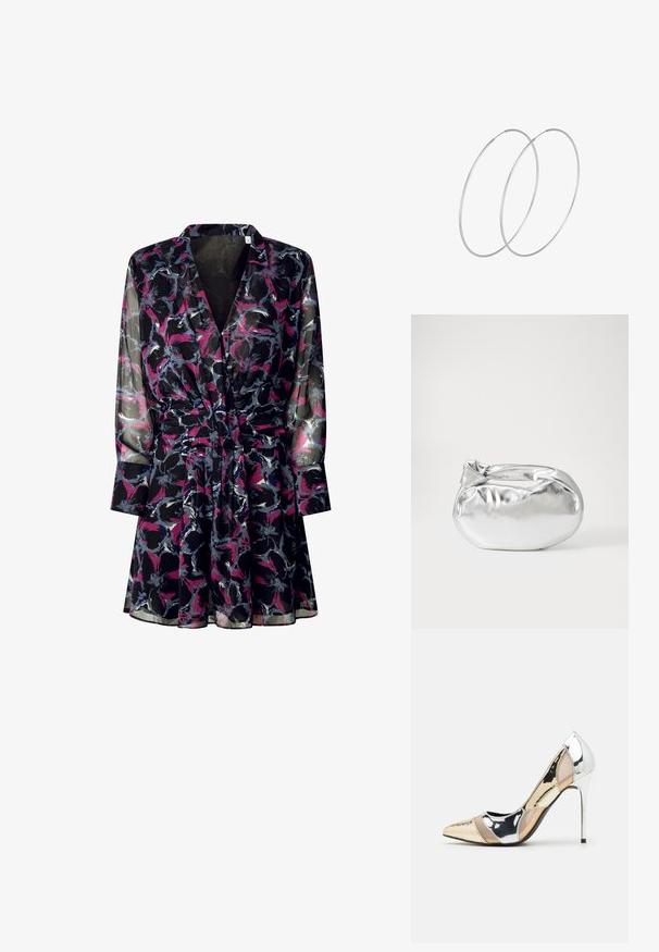 Zwarte transparante jurk met een bloemenpatroon in paars, roze en grijs. Heeft lange mouwen, een getailleerde taille en een kraag.; Puntige hoge hak schoenen met een zilver, goud en nude kleurenschema. Glanzende afwerking met uitsnijdingen en een stiletto hak.; Zilveren metalen pouch bag met een zachte, afgeronde vorm en een geknoopte sluiting aan de bovenkant. Gemaakt van soepel faux leren materiaal.; Zilveren hoepel oorbellen met een minimalistisch ontwerp. Cirkelvormig, gladde textuur en dun profiel. Lichtgewicht met een gepolijste afwerking.