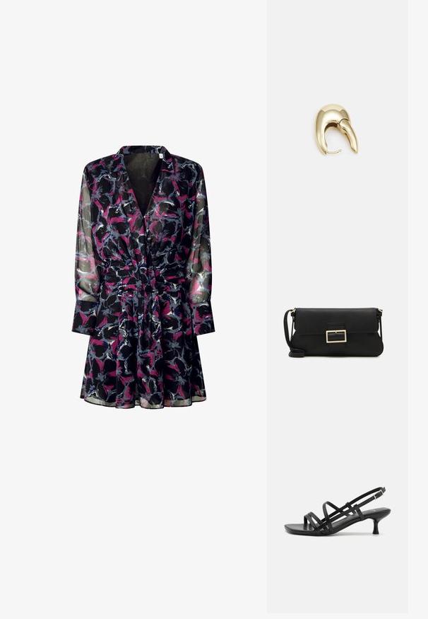Schwarzes, durchsichtiges Kleid mit floralem Muster in Lila, Pink und Grau. Es hat lange Ärmel, eine taillierte Taille und einen Kragen.; Schwarze High Heels Sandalen mit mehreren überkreuzten Riemen. Glattes Material, spitze Zehenpartie und schmaler Absatz. Verstellbarer Knöchelriemen mit Schnalle.; Schwarze Leder-Clutch mit Klappe und goldfarbenem Metallschnallen-Detail. Enthält einen schwarzen Riemen und ein schlankes, minimalistisches Design.; Ohrringe aus goldfarbenem Metall mit einem schlanken, geschwungenen Design. Sie verfügen über eine markante, spitze Form, eine polierte Oberfläche und einen Scharnierverschluss.