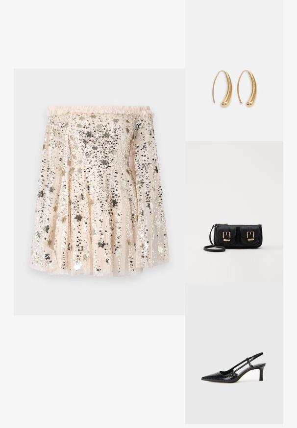 Needle & Thread SHOOTING STARS CAPE MICRO DRESS - Gallakjole - dust beige/silver dus; Sorte patent slingback hæl med spids tå, prydet med tekstureret slangeskindsmønster, justerbar rem og en kort, tekstureret blokhæl.; Sort læder crossbody taske med to frontlommer, guldspænder, lynlåslukning og en slank rem. Struktureret overflade og kompakt rektangulær form.; Guldfarvede metal hoops øreringe med en bøjet, forlænget form. Har en glat, skinnende overflade og en afrundet spids for ekstra detalje.