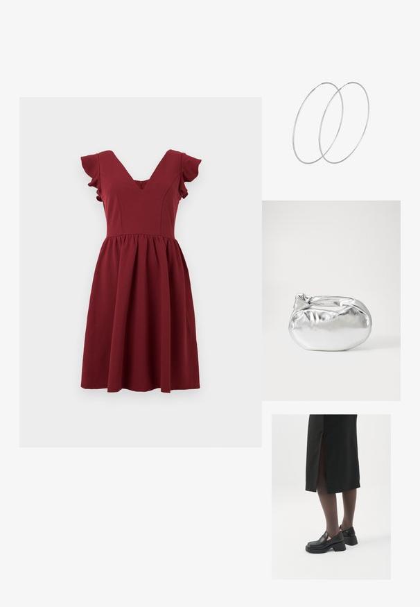 Burgundijska obleka A-linije s kratkimi nabrano krili, V-izrezom in nabrano krilo. Narejena iz mehke tkanine z gladko teksturo. Zadrga na hrbtu.; Črne usnjene čevlje s zaobljenim prstom, debelim blokastim petama in elastičnimi stranskimi detajli, v kombinaciji s temno nogavicami in črno krilo z razporkom.; Srebrna kovinska torbica z mehko, zaobljeno obliko in zavezano zgornjo zaporo. Narejena iz gladkega umetnega usnja.; Srebrne uhane v obliki obroča z minimalističnim dizajnom. Krožna oblika, gladka tekstura in tanek profil. Lahki s poliranim zaključkom.